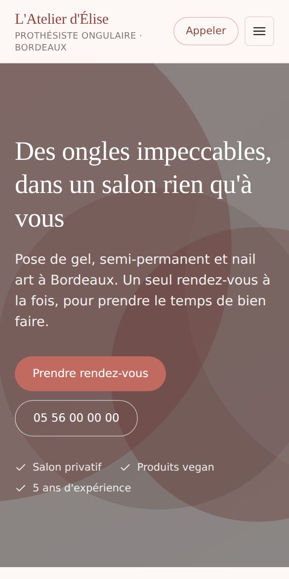Exemple : le site d'une nail artist, affiché sur un téléphone